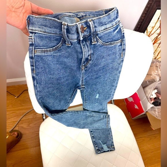 4 pairs of denim jeans. Size 7. - Picture 3 of 5